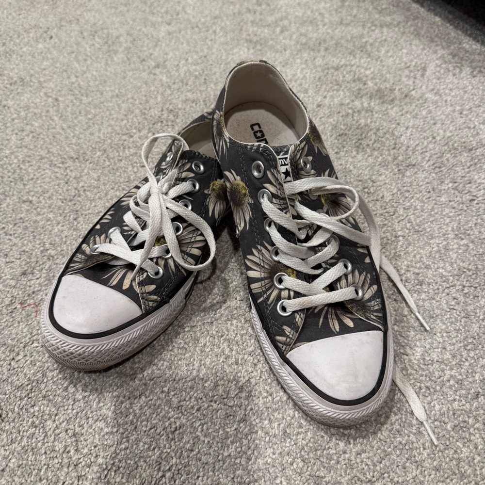 Women’s 7 Converse All Star